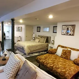 Cozy Studio; Lower Level Unit New York
