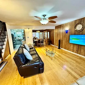Lga Airport 3 Mins, 3 Bedroom Duplex House, Parking And Private Backyard, 9mins Subway! New York